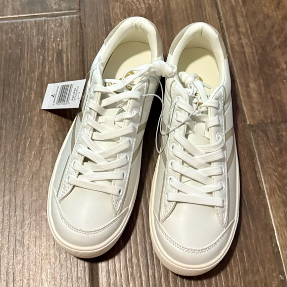 Women’s Tretorn Serve size 7 - Picture 3 of 8